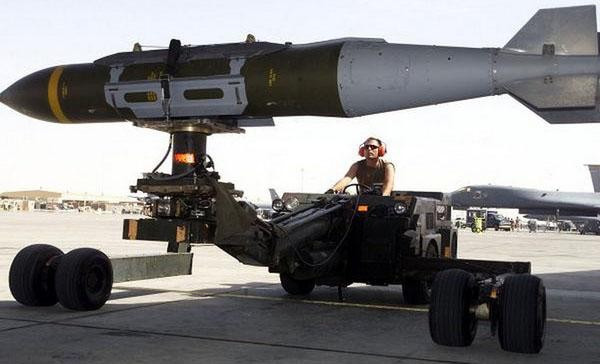 Vũ khí tấn công dẫn đường chung thường được sửa đổi từ bom thông thường Mk-81 (250 lbs), Mk-82 (500 lbs), Mk-83 (1000 lbs) và Mk-84 (2000 lbs). Được đánh số GBU-39, GBU-38 , GBU-32 và GBU-31. Bởi vì nó được cải tiến từ một quả bom thông thường nên giá thành rất rẻ, tùy theo trọng lượng mà khoảng 100.000 USD, giá tương đương với một quả tên lửa HIMARS và đạn dẫn đường Excalibur của lựu pháo 155mm. 