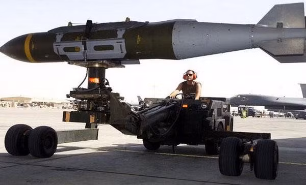 Vũ khí tấn công dẫn đường chung thường được sửa đổi từ bom thông thường Mk-81 (250 lbs), Mk-82 (500 lbs), Mk-83 (1000 lbs) và Mk-84 (2000 lbs). Được đánh số GBU-39, GBU-38 , GBU-32 và GBU-31. Bởi vì nó được cải tiến từ một quả bom thông thường nên giá thành rất rẻ, tùy theo trọng lượng mà khoảng 100.000 USD, giá tương đương với một quả tên lửa HIMARS và đạn dẫn đường Excalibur của lựu pháo 155mm. 