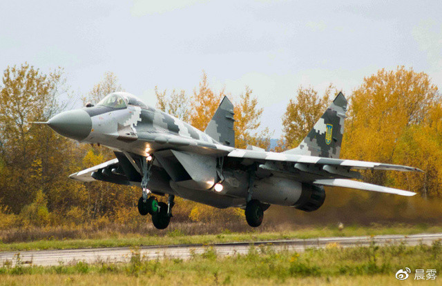 Trong khi đó vào ngày 14/12, Ngoại trưởng Slovakia Latislav Kaccher thông báo, nước này đang chuẩn bị chuyển giao các máy bay chiến đấu MiG-29 từ thời Liên Xô cho Không quân Ukraine với sự giúp đỡ kỹ thuật của lực lượng Không quân Mỹ.