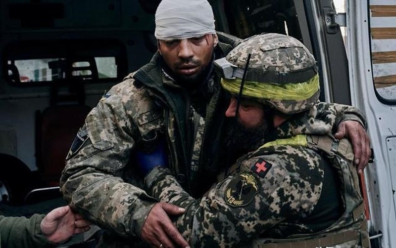 Trên thực tế, cục diện trận chiến hiện tại của Bakhmut có thể coi là xung đột lớn nhất thế kỷ 21. Theo tin tức từ tờ "New York Times" của Mỹ cách đây không lâu, số binh sĩ bị thương trong quân đội Ukraine chỉ trong một ngày đã lên tới hơn 240 người, chưa kể số người thiệt mạng. 