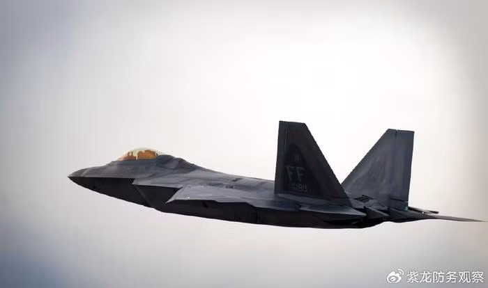 Máy bay chiến đấu F-22 Raptor là máy bay chiến đấu tàng hình chiến thuật một chỗ ngồi, hai động cơ, hoạt động trong mọi thời tiết; được hãng Lockheed Martin phát triển đặc biệt cho Không quân Mỹ. Đây cũng là máy bay chiến đấu thế hệ thứ năm đầu tiên trên thế giới được đưa vào sử dụng. 