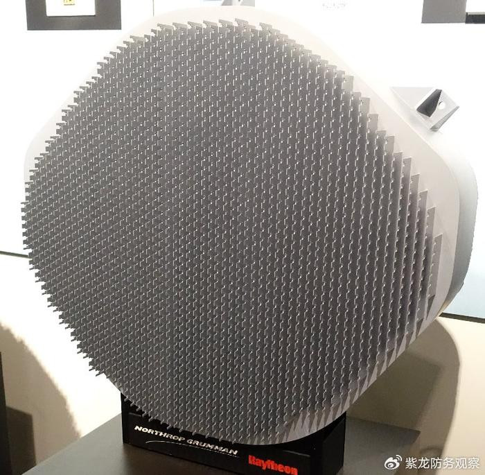 Thứ hai, máy bay chiến đấu F-22 có hệ thống điện tử hàng không tiên tiến; nổi bật là việc sử dụng radar mảng pha chủ động AN/APG77 được phát triển bởi Northrop Grumman. Ở mỗi chế độ làm việc của radar này, khi sóng radar phát ra, đều đáp ứng nghiêm ngặt yêu cầu về xác suất đánh chặn của đối phương thấp; đảm bảo đầy đủ hiệu quả tàng hình của F-22. 