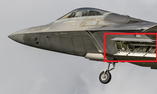 Khoang chứa vũ khí chính sử dụng tháp phóng thẳng đứng LAU142A, tháp này có thể giảm kích thước khoang chứa vũ khí, nhờ đó tiết kiệm trọng lượng và có thể phóng tên lửa thành công, bất kể điều kiện bay như thế nào.