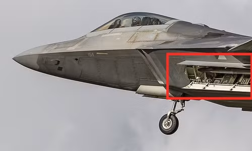 Khoang chứa vũ khí chính sử dụng tháp phóng thẳng đứng LAU142A, tháp này có thể giảm kích thước khoang chứa vũ khí, nhờ đó tiết kiệm trọng lượng và có thể phóng tên lửa thành công, bất kể điều kiện bay như thế nào.