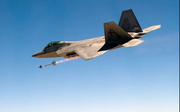 Cùng với đó là sự lạc hậu của F-22 đối với các nhiệm vụ chiếm ưu thế trên không, khi F-22 không thể mang tên lửa chống hạm, cho phép nó hoạt động trong các vai trò khác như F-15 đã làm. Tuy nhiên việc loại F-22 khỏi biên chế chiến đấu, vẫn là điều gây tranh cãi ngay trong lãnh đạo quân đội và quốc hội Mỹ.