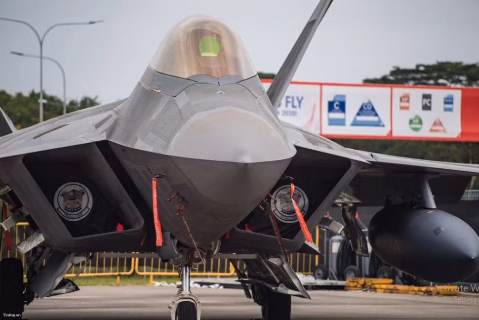 Vật liệu chế tạo thân F-22 chủ yếu sử dụng hợp kim nhôm, hợp kim titan và vật liệu composite; phần đuôi sử dụng thiết kế kiểu bánh sandwich tổ ong bằng nhôm và composite, giúp giảm trọng lượng, đơn giản hóa quá trình lắp ráp và nâng cao độ bền.