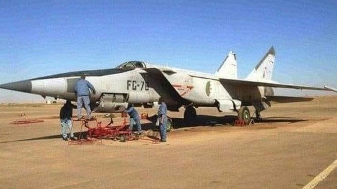 Trong khi đó, các máy bay MiG-25 của Algeria cũng thường xuyên bay qua các vị trí của Maroc và Tây Ban Nha, triển khai sâu vào Địa Trung Hải và gần Đại Tây Dương. Với khả năng bất khả xâm phạm của MiG-25, được cho là yếu tố then chốt khiến Tây Ban Nha quyết định mua máy bay chiến đấu F-18 để chống lại chúng.