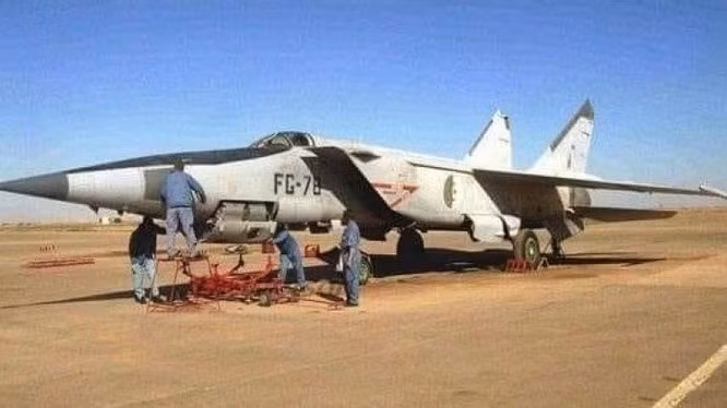 Trong khi đó, các máy bay MiG-25 của Algeria cũng thường xuyên bay qua các vị trí của Maroc và Tây Ban Nha, triển khai sâu vào Địa Trung Hải và gần Đại Tây Dương. Với khả năng bất khả xâm phạm của MiG-25, được cho là yếu tố then chốt khiến Tây Ban Nha quyết định mua máy bay chiến đấu F-18 để chống lại chúng.