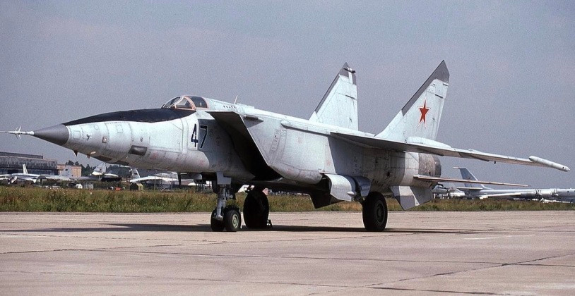 MiG-25 là loại chiến đấu cơ đầu tiên trong thế hệ máy bay chiến đấu hạng nặng mới của Liên Xô, có thể bay cao hơn và nhanh hơn nhiều, mang theo trọng tải vũ khí lớn hơn và sử dụng các radar mạnh hơn so với các đối tác hạng trung và hạng nhẹ của chúng như MiG-21 hay MiG-23 trước đó. 