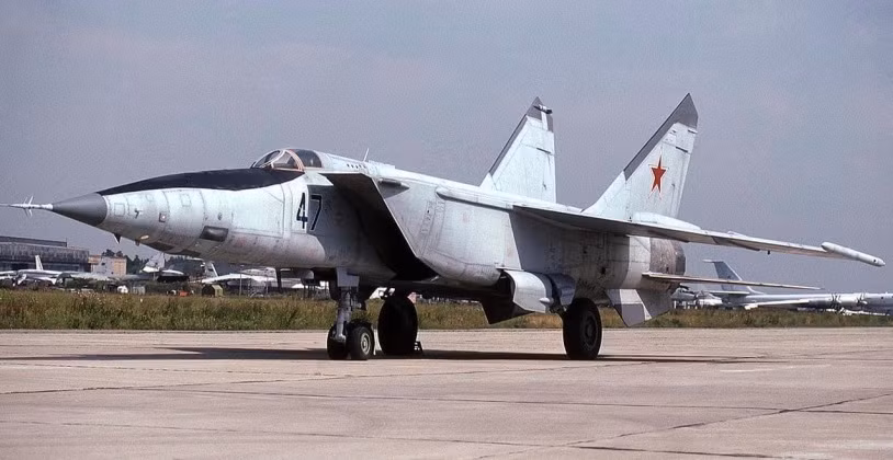 MiG-25 là loại chiến đấu cơ đầu tiên trong thế hệ máy bay chiến đấu hạng nặng mới của Liên Xô, có thể bay cao hơn và nhanh hơn nhiều, mang theo trọng tải vũ khí lớn hơn và sử dụng các radar mạnh hơn so với các đối tác hạng trung và hạng nhẹ của chúng như MiG-21 hay MiG-23 trước đó. 