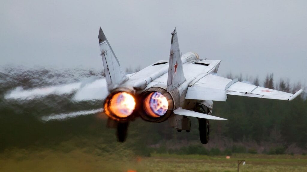 Các ví dụ đáng chú ý khác về tầm hoạt động của MiG-25 bao gồm lần triển khai chiến đấu đầu tiên từ năm 1971, khi Foxbats được triển khai đến các sân bay ở Ai Cập để bay qua lãnh thổ Israel để trinh sát và chứng tỏ khả năng tiếp cận mục tiêu của Israel một cách thoải mái.