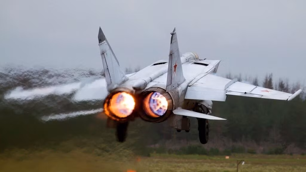 Các ví dụ đáng chú ý khác về tầm hoạt động của MiG-25 bao gồm lần triển khai chiến đấu đầu tiên từ năm 1971, khi Foxbats được triển khai đến các sân bay ở Ai Cập để bay qua lãnh thổ Israel để trinh sát và chứng tỏ khả năng tiếp cận mục tiêu của Israel một cách thoải mái.
