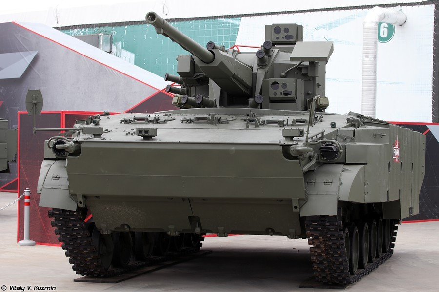 Với hệ thống điều khiển tự động, giúp pháo thủ nhanh chóng tấn công các mục tiêu cả mặt đất và trên không, mà không phát ra tín hiệu điện từ, để có thể khiến nó trở thành mục tiêu cho tên lửa tìm kiếm radar của đối phương. Tính năng này là bước ngoặt trong chiến tranh hiện đại, khi các biện pháp đối phó điện tử liên tục được cải tiến, để vô hiệu hóa các hệ thống dựa trên radar.