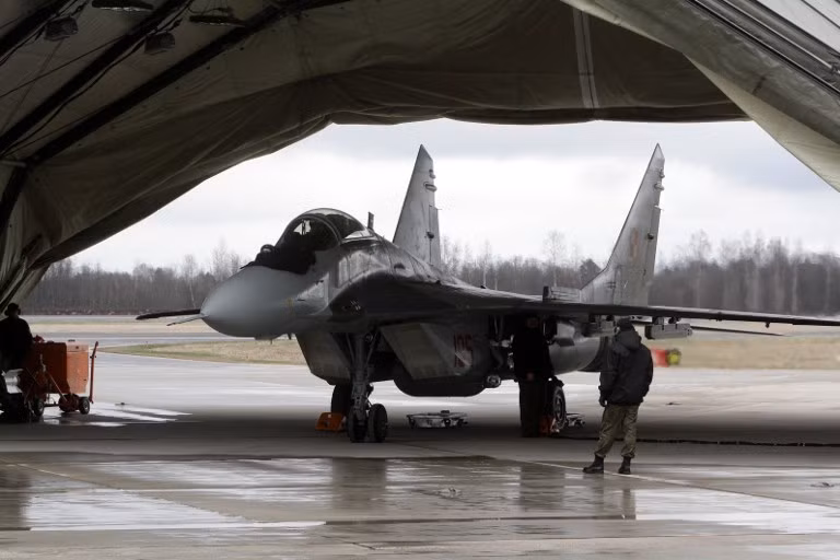 Trong khi đó, Anh kêu gọi Ba Lan cấp MiG-29 cho Ukraine và Anh sẽ bảo vệ Ba Lan. Nhưng nhớ lại trong thế chiến 2, khi Đức quốc xã phát động chiến tranh xâm lược Ba Lan (năm 1939), mặc dù Anh và Pháp là đồng minh hàng đầu của Ba Lan khi đó, nhưng chỉ “lên án” Hitle xâm lược, mà không có động thái gì. Bài học lịch sử đau đớn đó, chắc Ba Lan không thể quên. 