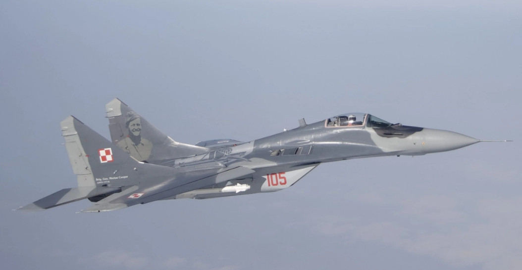 Về lý do tại sao số MiG-29 của Ba Lan được gửi đến căn cứ quân sự của Mỹ, Thứ trưởng Ngoại giao Ba Lan Jablonski giải thích rằng, Ba Lan phải ưu tiên an ninh của mình khi cung cấp máy bay chiến đấu cho Ukraine. “Ba Lan không thể là thành viên NATO duy nhất, một mình chấp nhận rủi ro”.
