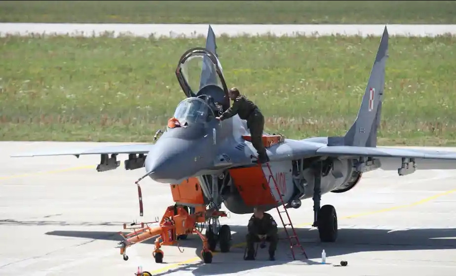 Còn thái độ của Lầu Năm Góc thì “tức giận”. Chúng tôi (Mỹ) đã yêu cầu Ba Lan gửi máy bay đến Ukraine, chứ chúng tôi không yêu cầu Ba Lan giao máy bay cho chúng tôi trước. Ukraine ở phía đông của Ba Lan và Đức vẫn ở phía tây của Ba Lan, sao họ (Ba Lan) có thể làm như vậy. 