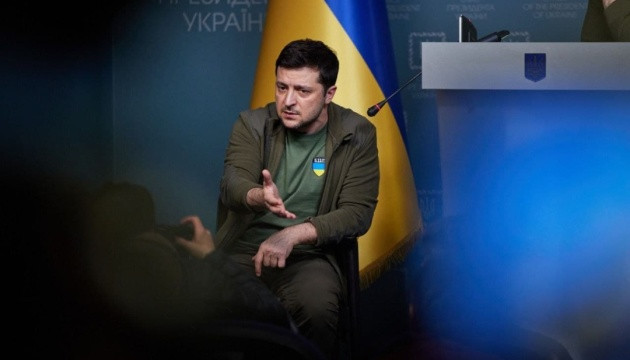 Nhìn thái độ của Tổng thống Ukraine Zelensky thực sự rất thất vọng, trong video mới đây, ông lại than thở: Tôi nghe lời hứa của phương Tây hơn 10 ngày rồi, còn máy bay mà họ hứa giúp đâu; nên nhớ Ukraine không phải là cái bàn bóng bàn để họ chuyền bóng. Nguồn ảnh: Foxt.