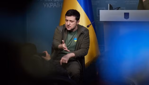Nhìn thái độ của Tổng thống Ukraine Zelensky thực sự rất thất vọng, trong video mới đây, ông lại than thở: Tôi nghe lời hứa của phương Tây hơn 10 ngày rồi, còn máy bay mà họ hứa giúp đâu; nên nhớ Ukraine không phải là cái bàn bóng bàn để họ chuyền bóng. Nguồn ảnh: Foxt. 