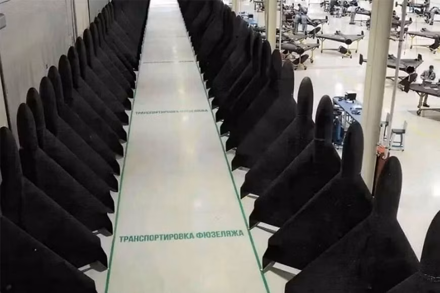 Đến cuối tháng 4 vừa qua, Công ty Alabuga đã sản xuất “vượt tiến độ”, bàn giao 4.500 chiếc UAV Geran-2 và Geran-3 cho Quân đội Nga. Điều quan trọng là doanh nghiệp sản xuất UAV này có trụ sở tại Tatarstan, sử dụng công nghệ sản xuất UAV của Iran và sẽ tăng đáng kể khối lượng sản xuất trong tương lai gần; WSJ viết.