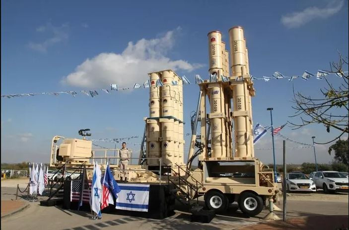 Hệ thống Arrow sử dụng các tên lửa đánh chặn siêu thanh Arrow 2 và Arrow 3, radar cảnh báo sớm Elta EL/M-2080 Green Pine và Golden Citron. Hệ thống Arrow là niềm tự hào đối với cả Mỹ và Israel. Quá trình phát triển dự kiến là khoảng 1,6 tỷ USD.