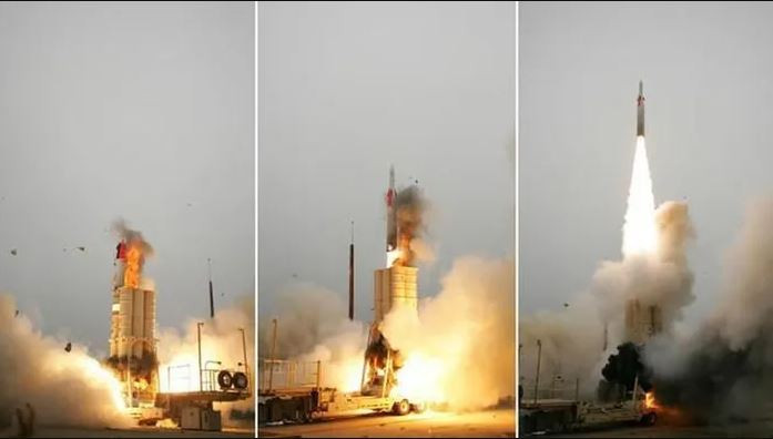 Giá của một tên lửa Arrow ước tính khoảng 3 triệu USD. Theo truyền thông Mỹ và Israel, từ năm 1989 đến năm 2007, khoảng 2,4 tỷ USD đã được đầu tư vào chương trình Arrow; 50 đến 80% trong số đó được tài trợ bởi Mỹ.