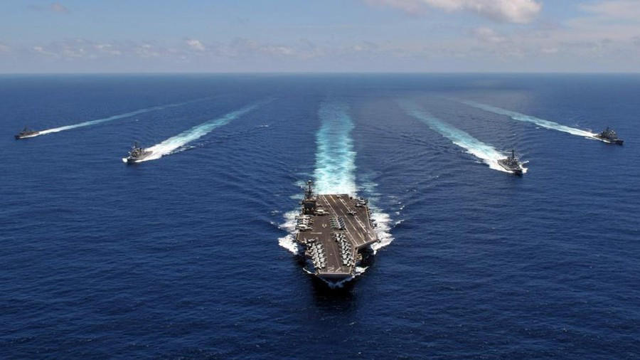 Nhưng đây không phải là vấn đề, dù sao tàu sân bay Mỹ nhìn chung không hành động một mình, sẽ có số lượng lớn tàu khu trục, tàu ngầm, thậm chí cả tàu tuần dương hộ tống.