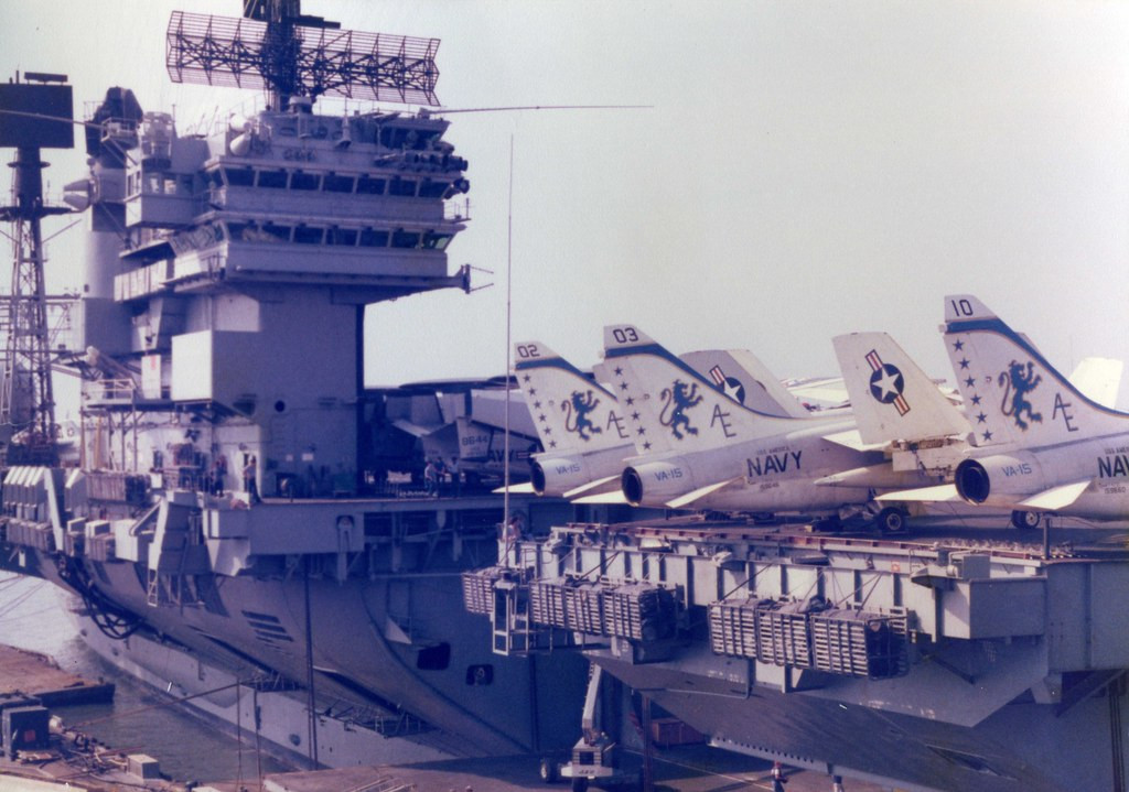 Khi lớp tàu sân bay Kitty Hawk ra đời, cũng là giai đoạn chuyển tiếp từ máy bay chiến đấu cánh quạt sang máy bay chiến đấu phản lực siêu âm; Kitty Hawk cũng đã đưa ra nhiều thiết kế mới trong bảo đảm kỹ thuật hàng không như kỹ thuật tiếp nhiên liệu cho máy bay.