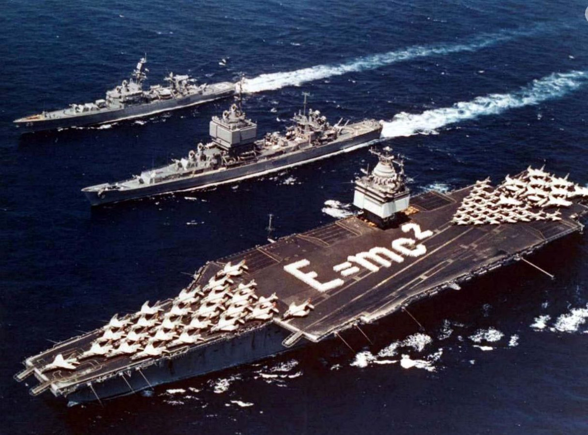 Vào ngày 29/4 và 27/10 năm 1961, chiếc tàu đầu tiên thuộc lớp Kitty Hawk, USS Kitty Hawk, và chiếc tàu thứ hai, USS Constellation, được đưa vào phục vụ trong Hải quân Mỹ. Ngày 25/11/1961, chiếc USS Enterprise, tàu sân bay chạy bằng năng lượng hạt nhân đầu tiên của Mỹ, chính thức được đưa vào hoạt động. 