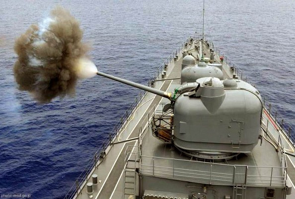 Những bệ tên lửa này đặt tại mũi tàu và 4 bệ vũ khí ở hai bên đuôi tàu để thay thế cho 8 khẩu pháo hải quân MK42 127mm trên lớp Forrest. Tuy nhiên, trong quá trình chế tạo, người ta phát hiện ra rằng, các bệ vũ khí ở hai bên mạn tàu của mũi tàu rất dễ bị tác động của sóng, ảnh hưởng đến khả năng đi biển, đặc biệt là khả năng duy trì tốc độ trong điều kiện thời tiết xấu. 