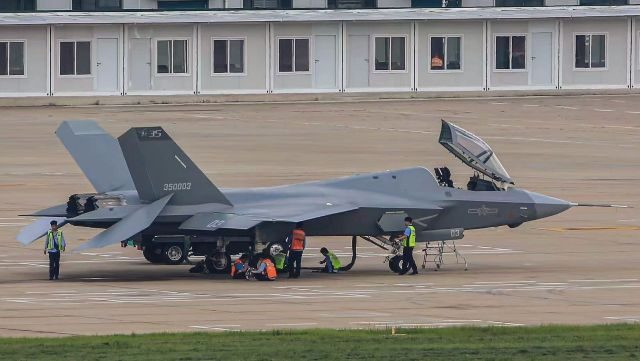 Tuy nhiên, F-35 vượt trội ở các lĩnh vực khác, chẳng hạn như bán kính hoạt động và tính linh hoạt. Với bán kính hoạt động khoảng 2.220 km, so với 1.200 km của J-35A, F-35 phù hợp hơn cho các hoạt động tầm xa và nhiệm vụ tấn công sâu. Cả hai máy bay đều có thể được tiếp nhiên liệu trên không, mở rộng phạm vi hoạt động của chúng xa hơn nữa. 