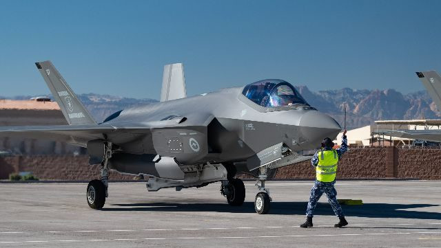 Về mặt vũ khí, cả hai máy bay tàng hình này đều được thiết kế để mang theo nhiều loại vũ khí, bao gồm tên lửa không đối không, bom dẫn đường chính xác và cả tên lửa chống hạm. J-35A có thể mang tới 7.000 kg tải trọng bên trong, trong khi F-35 có thể mang khoảng 8.160 kg. Mặc dù cả hai đều được thiết kế để mang vũ khí bên trong, để đảm bảo khả năng tàng hình, nhưng F-35 có lợi thế nhỏ về khả năng tải trọng.