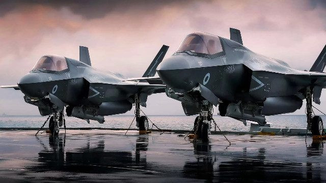 Ngược lại, F-35 có bộ ổn định góc cạnh sắc nét hơn, một dấu hiệu cho thấy sự nhấn mạnh vào khả năng tàng hình. Các bộ ổn định này được tinh chỉnh để tăng cường khả năng tránh radar của máy bay, đồng thời đảm bảo hiệu suất tối ưu trong điều kiện nhiễu động không khí.
