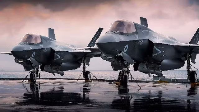 Ngược lại, F-35 có bộ ổn định góc cạnh sắc nét hơn, một dấu hiệu cho thấy sự nhấn mạnh vào khả năng tàng hình. Các bộ ổn định này được tinh chỉnh để tăng cường khả năng tránh radar của máy bay, đồng thời đảm bảo hiệu suất tối ưu trong điều kiện nhiễu động không khí.