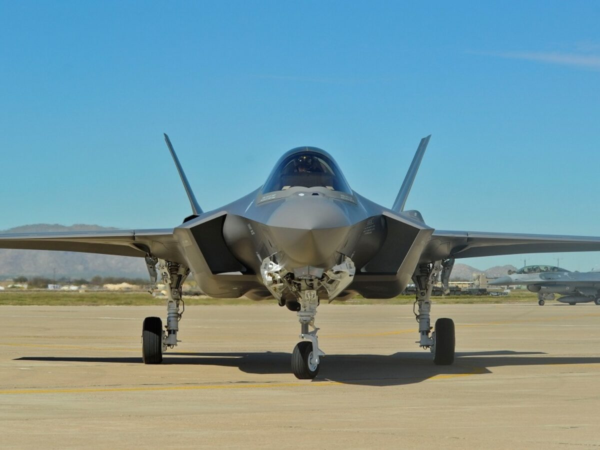 Ngược lại, buồng lái của F-35 tròn trịa hơn và có mái che lớn hơn, phức tạp hơn với lớp phủ kính rộng. Thiết kế này không chỉ tăng cường tầm nhìn của phi công mà còn tối ưu hóa tín hiệu radar của máy bay thông qua việc sử dụng lớp phủ chuyên dụng trên mái che.