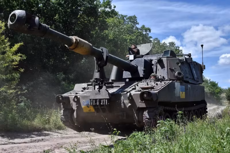 Và không ai có thể dự đoán được điều gì sẽ xảy ra tiếp theo, xét đến các cuộc chiến thương mại mà Tổng thống Trump đã phát động. Hiện nay chính quyền mới của Mỹ không cung cấp viện trợ quân sự mới cho Ukraine, mà chỉ chuyển giao viện trợ cũ theo các hợp đồng đã ký kết dưới thời Tổng thống Biden. (nguồn ảnh Military Review, Kyiv Post, Al Jazeera, TASS). 