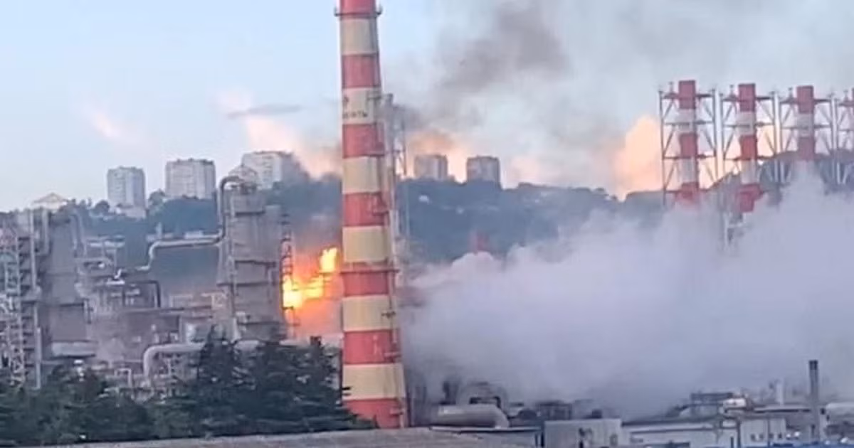 Vài ngày trước, sau khi cáo buộc Moscow không thiện chí thực hiện lệnh ngừng bắn, Ukraine đã ngay lập tức tăng tần suất tấn công vào các cơ sở lọc dầu của Nga. Một bản ghi nhớ bị rò rỉ từ nhóm của Trump, cho thấy kế hoạch ngừng bắn mà chính phủ Mỹ đề ra, về cơ bản là để công nhận nguyên trạng ở khu vực do Nga kiểm soát. Điều này giải thích tại sao Kiev đột ngột tăng cường các cuộc tấn công quân sự.