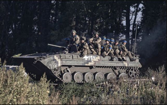 Vì vậy, cũng có thể các phương tiện truyền thông phương Tây đó đang giúp đỡ Ukraine “thả bom khói”, khiến Quân đội Nga “nới lỏng cảnh giác” và khi thời cơ tới, ngay lập tức tung ra đòn đổ bộ nhiều điểm vào bờ nam.