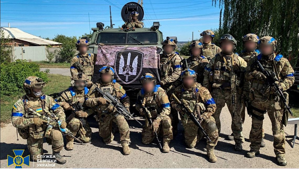 Kết quả là vào tháng 9, Quân đội Ukraine mở cuộc phản công bất ngờ ở Kharkov, toàn bộ mặt trận phía Bắc bị quân Ukraine tái chiếm chỉ sau một đêm; sau đó là Kherson. Ukraine đã giành lại được 6.000 km2 đất đai trong một lần phản công.