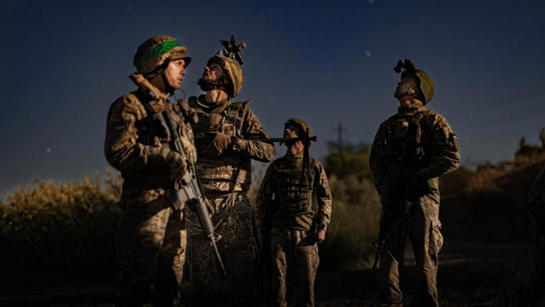 Còn như kênh Fisherman và Rybar nhận định, hành động đổ bộ ở đầu cầu Krinky chỉ là “hành động nghi binh”; vậy hướng đổ bộ chính của Quân đội Ukraine trong tương lai sẽ là ở đâu? Mặc dù đó là bí mật, nhưng có thể khẳng định, một cuộc đổ bộ lớn hoàn toàn không hề đơn giản. 