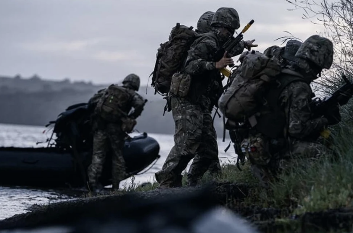 Tại làng Krynki, Quân đội Ukraine đang chiếm khoảng một phần ba ngôi làng (hiện đã biến thành đống đổ nát) và ẩn náu trong các tầng hầm của các ngôi nhà; chịu tổn thất lớn trước hỏa lực của pháo binh cũng như các cuộc không kích của Không quân Nga.