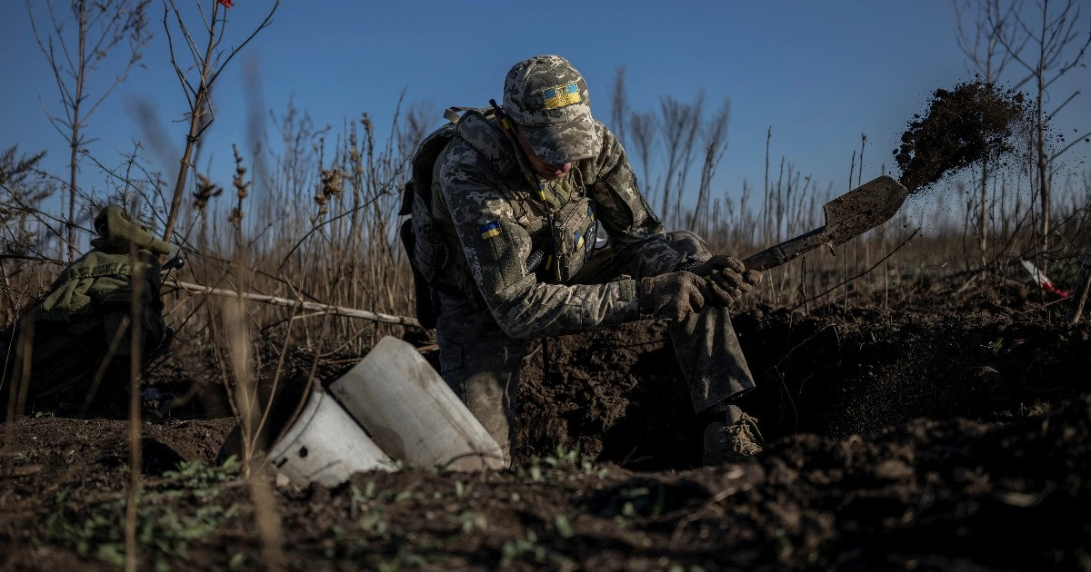 Khu vực đổ bộ của Ukraine là một khu vực ở mé nam của sông Dnieper, có diện tích khoảng 1 km2. Tại đây các trận đánh ác liệt vẫn tiếp tục diễn ra, trong đó quân đội Nga tấn công chủ yếu bằng hỏa lực pháo binh và không quân.