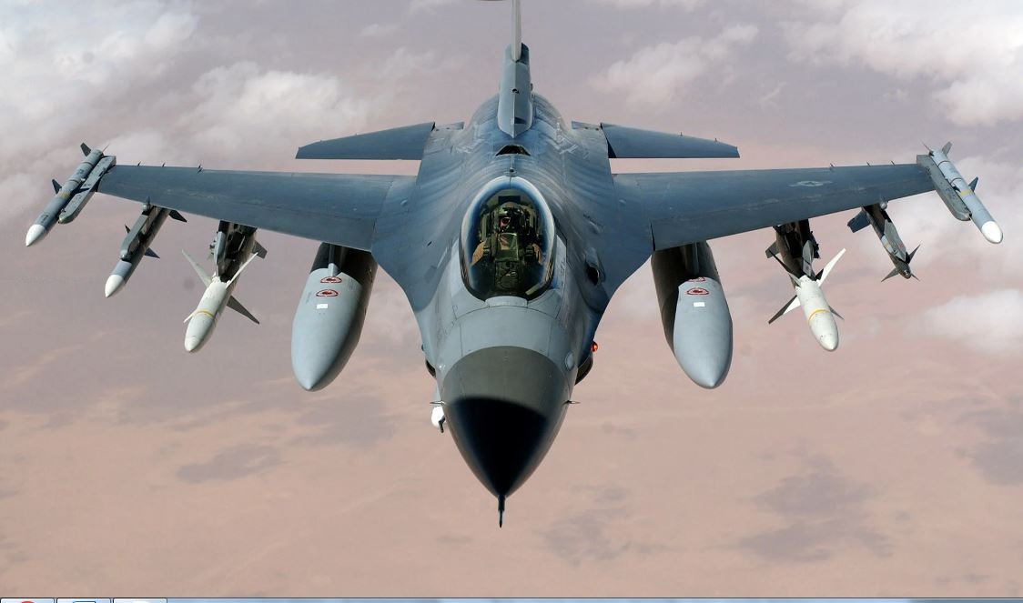 F-16 là máy bay chiến đấu hệ thứ tư đầu tiên, nhỏ gọn, một động cơ, đa chức năng, nhưng đã chứng minh được “dũng khí” của nó trong các cuộc không chiến và không đối đất. F-16 có khả năng cơ động và bán kính chiến đấu lớn hơn hầu hết các đối thủ. Ảnh: USAF. 