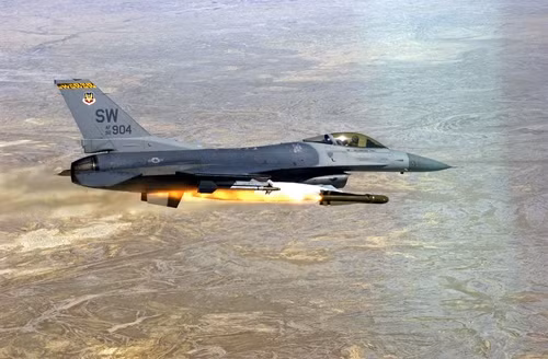Những chiếc F-16 đã trải qua nhiều cuộc chiến; nhưng thành tích chủ yếu của loại máy bay này lại do Không quân Israel lập được. Ngay trong lần ra quân đầu tiên, F-16 đã bắn hạ hai trực thăng Mi-8 Hip của Syria vào tháng 4/1981 Ảnh: History.