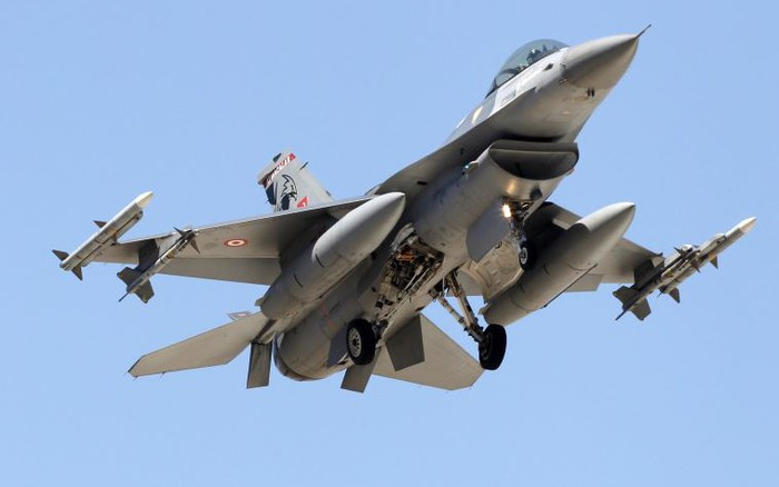 Một thập kỷ sau, F-16 tiếp tục được triển khai trong chiến dịch “Tự do bền vững” ở Afghanistan và “Tự do Iraq”. Những chiếc F-16 đã sử dụng vũ khí chính xác để vô hiệu hóa các đối thủ trên khắp thế giới. Ảnh: USAF.
