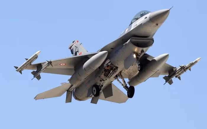 Một thập kỷ sau, F-16 tiếp tục được triển khai trong chiến dịch “Tự do bền vững” ở Afghanistan và “Tự do Iraq”. Những chiếc F-16 đã sử dụng vũ khí chính xác để vô hiệu hóa các đối thủ trên khắp thế giới. Ảnh: USAF.