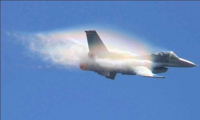 Trong khi đó, tình hình trên mặt đất tiếp tục xấu đi; vòng vây của quân Iraq đang khép dần xung quanh lực lượng biệt kích của Anh. Trước tình thế đó, Trung tá phi công Ed Lynch đã lấy độ cao, sau đó tăng tốc máy bay vượt qua tốc độ siêu âm, tạo thành những tiếng rít chói tai từ động cơ máy bay. Ảnh: Aviation.