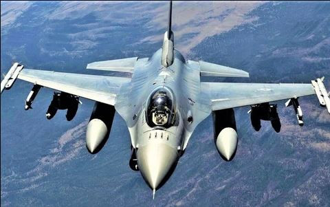 Thân máy bay F-16 được thiết kế có diềm kéo dài, có tác dụng như những cánh phụ, tạo thêm lực nâng cho máy bay. F-16 cũng là máy bay chiến đấu đầu tiên trên thế giới sử dụng cần lái ở bên cạnh, giúp phi công điều khiển máy bay nhẹ nhàng, đặc biệt là trong các động tác nhào lộn. Ảnh: USAF.