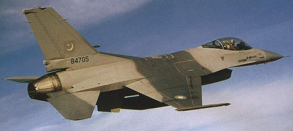 Tuy nhiên, hồ sơ của Liên Xô và Afghanistan chỉ xác nhận sáu tổn thất, đó là bốn tiêm kích bom Su-22, một cường kích Su-25 do Phó tổng thống tương lai của Nga Alexander Rutskoy lái và một máy bay chở hàng An-26. PAF đã mất một chiếc F-16 duy nhất, do bị trúng tên lửa của chính đồng đội bắn nhầm. Ảnh: Military.