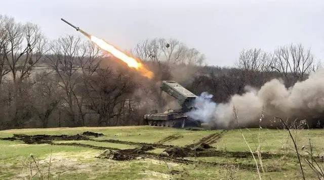 Tuy nhiên, tại vùng Malloknia thuộc tỉnh Kursk, đơn vị “át chủ bài” của Ukraine, sau khi “tiến sâu vào đất địch”, đã gặp phải thách thức chưa từng có. Quân đội Nga không chỉ sử dụng nhiều lực lượng để tạo thành vòng vây, mà còn sử dụng pháo nhiệt áp hạng nặng TOS để tấn công trực tiếp. Sức mạnh của hệ thống súng phun lửa này, đủ khiến bất kỳ đối thủ nào cũng phải run sợ.