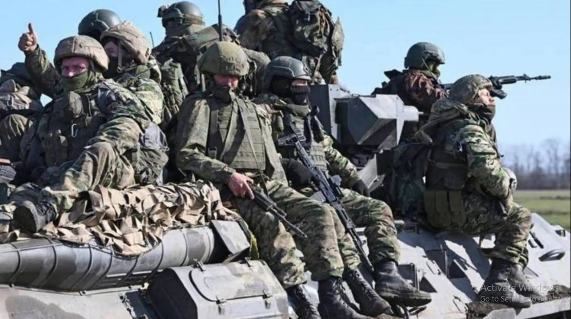 Ở phía nam làng Mikhailovka, bộ binh Nga đã khéo léo vượt qua ngôi làng dọc vành đai rừng và mở cuộc tấn công bất ngờ. Sự đổi mới chiến thuật này chắc chắn đã mang lại áp lực rất lớn cho quân Ukraine. Khi đối mặt với sự tiến công mạnh mẽ của quân Nga, quân Ukraine rõ ràng đã bị áp đảo, nhiều khu vực trên tuyến phòng thủ rơi vào khủng hoảng.